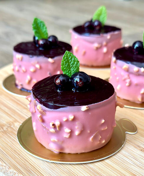 Mini New York cheesecake with black currant glazing and ruby chocolate